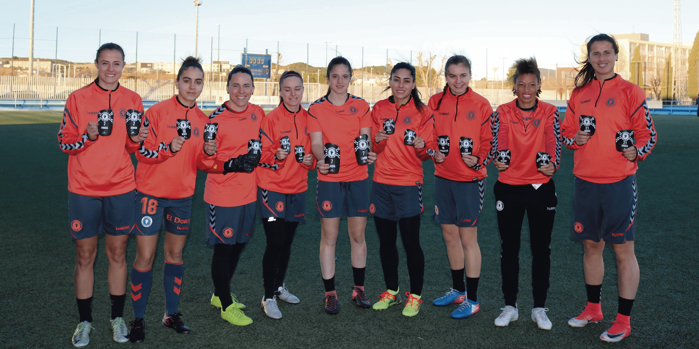 En este momento estás viendo Las jugadoras del C.F.F. Zaragoza reciben las espinilleras personalizadas Élite Podoactiva.